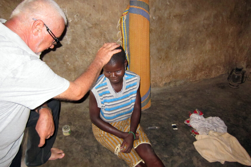 Modlitwa nad chorym w Ghanie
